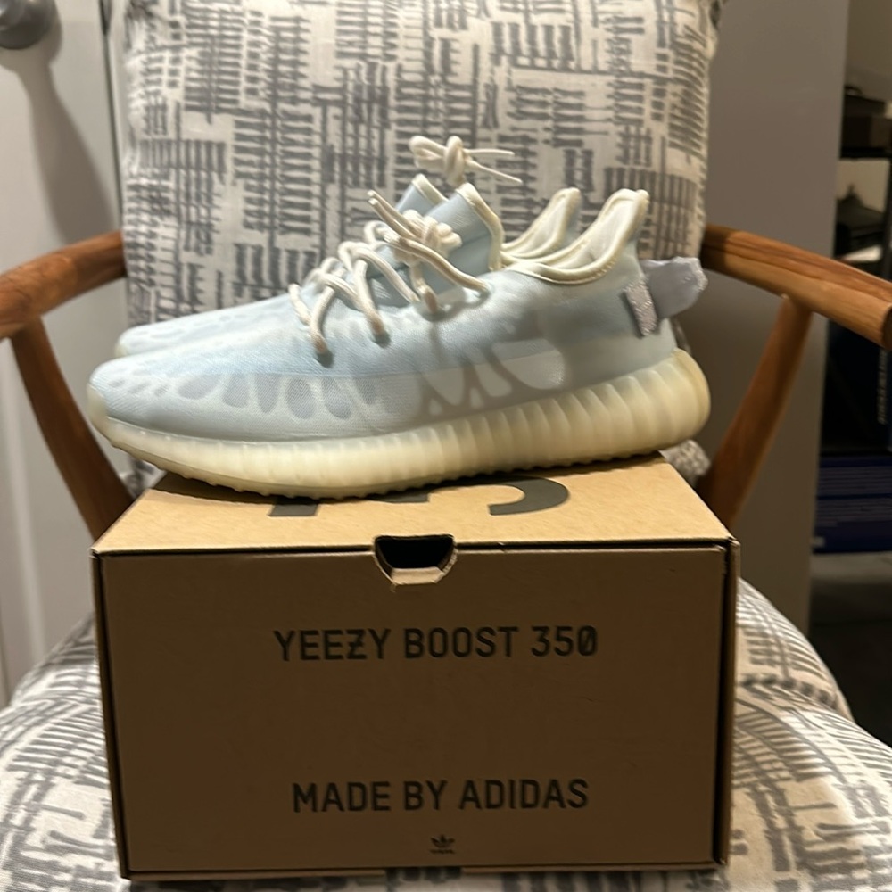 YEEZY BOOST 350 MENS size 8 1/2
